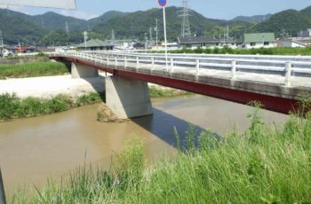 水害により変形したH桁橋（3橋）の部材取替設計